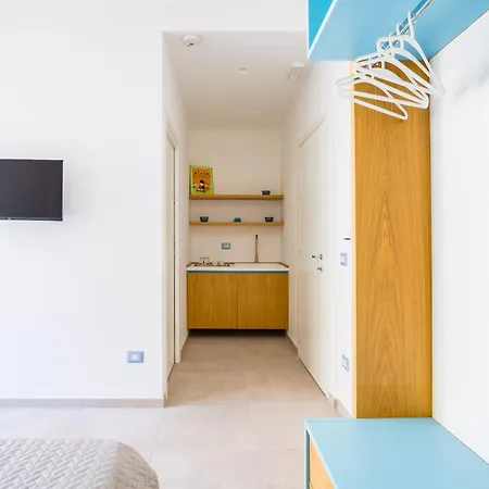 Brombeis Double Bedroom Center By Napoliapartments