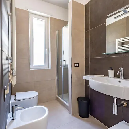 Brombeis Double Bedroom Center By Napoliapartments Appartement Naples