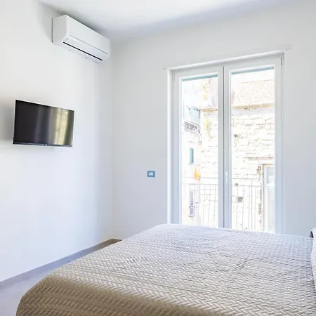 Brombeis Double Bedroom Center By Napoliapartments Appartement