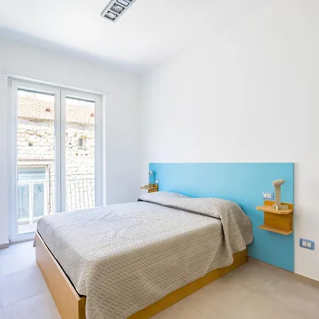 Brombeis Double Bedroom Center By Napoliapartments Appartement